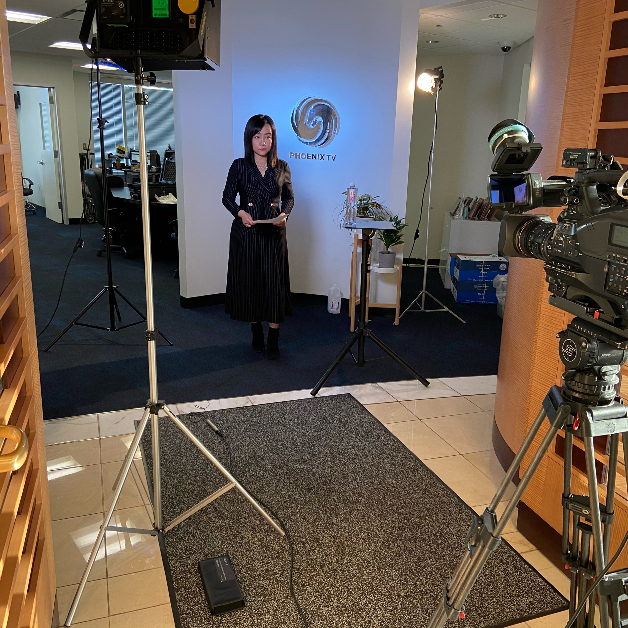 Ellen was standing-by at Phoenix TV's Washington D.C. Bureau for a live update on the 2020 election. (Nov. 2, 2020)